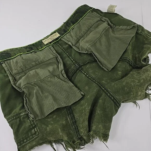 FREE PEOPLE WE THE FREE COMMANDER CAMO CARGO Cut-Off Shorts WOMEN'S SIZE 6 *EUC*
